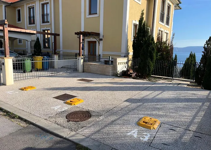 Grosszuegiges Appartement Direkt Am Meer Mit Eigenem Pool - Povile Suites